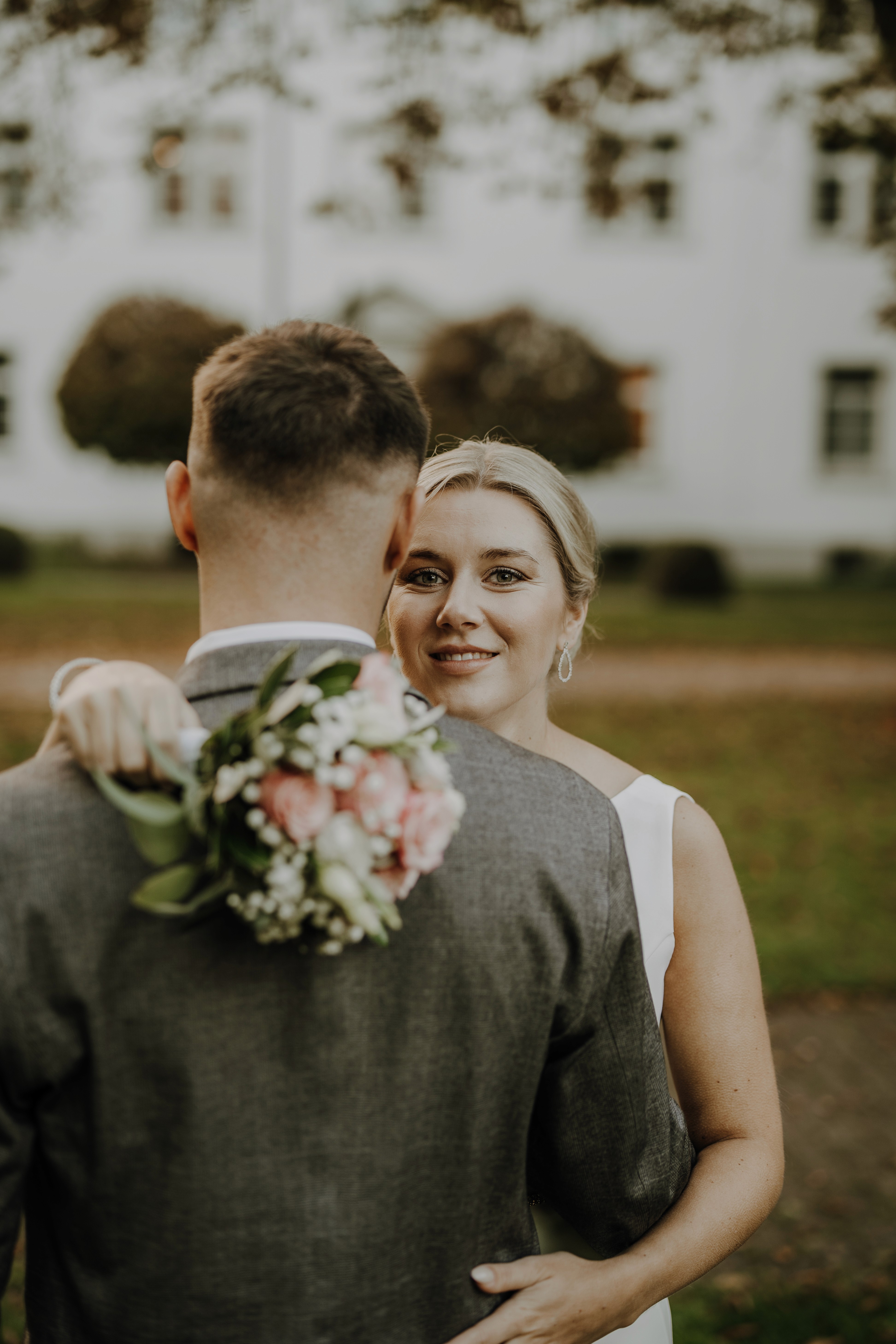 6. Brautpaar im Garten in inniger Umarmung – natürliche Outdoor-Hochzeitsfotografie