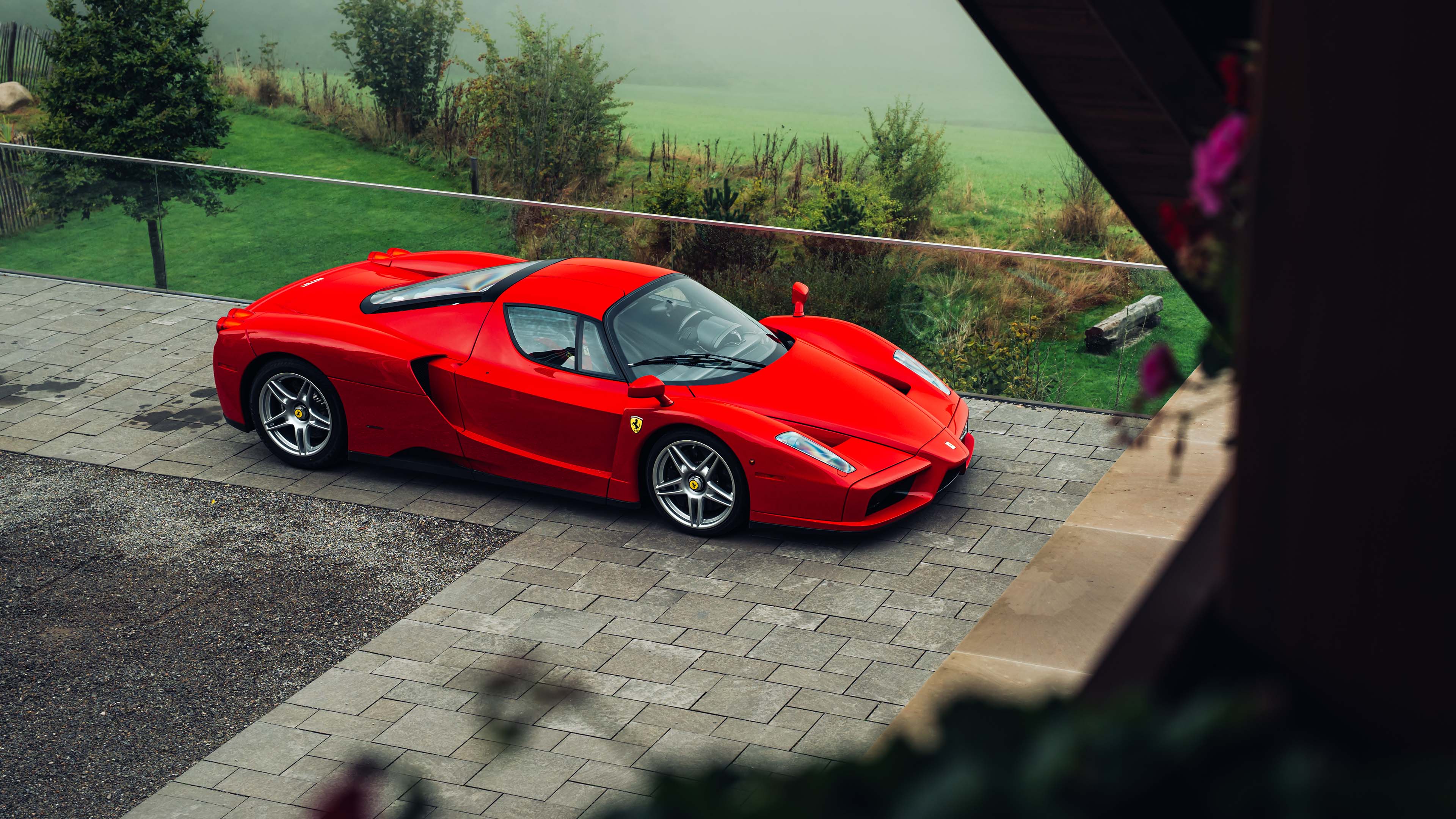Ferrari Enzo rossa vista di lato