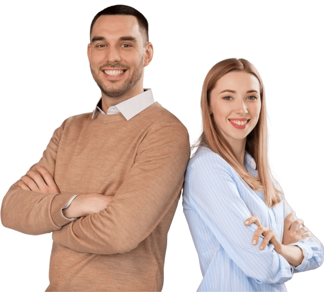  Ein lächelnder Mann und eine Frau mit verschränkten Armen in Business-Kleidung vor einem dunkelblauen Hintergrund.