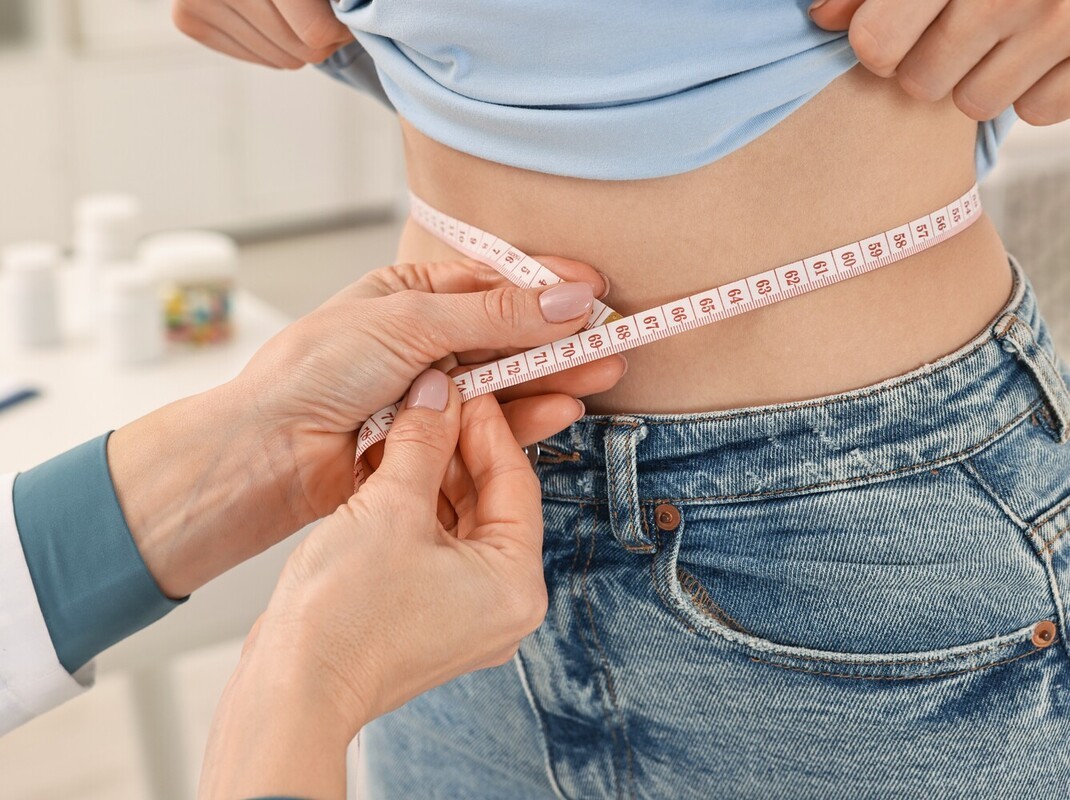 medical professional measuring a patient’s progress after giving a recommendation of how many stairs to climb a day to lose weight