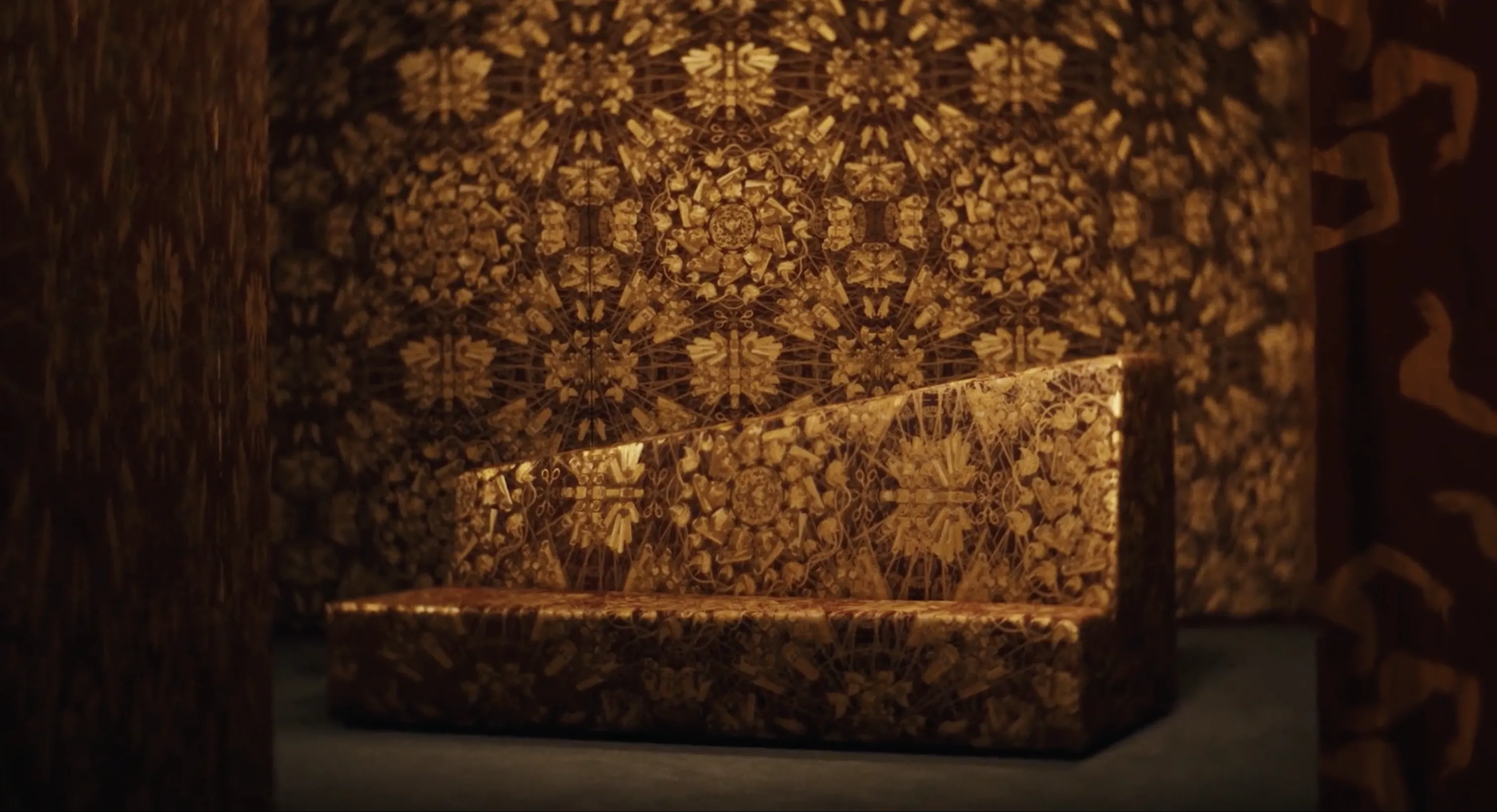 Ai Weiwei About Silk para Rubelli: segundo fotograma de contenido multimedia que muestra escena interior con textura de seda y tonos cálidos.