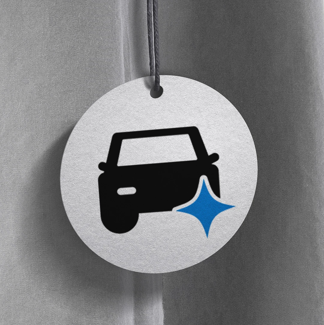 Mockup désodorisant voiture rond avec l'icône ClassClean — déclinaison du logo sur goodies automobile, identité visuelle réalisée par Tartelette Concept