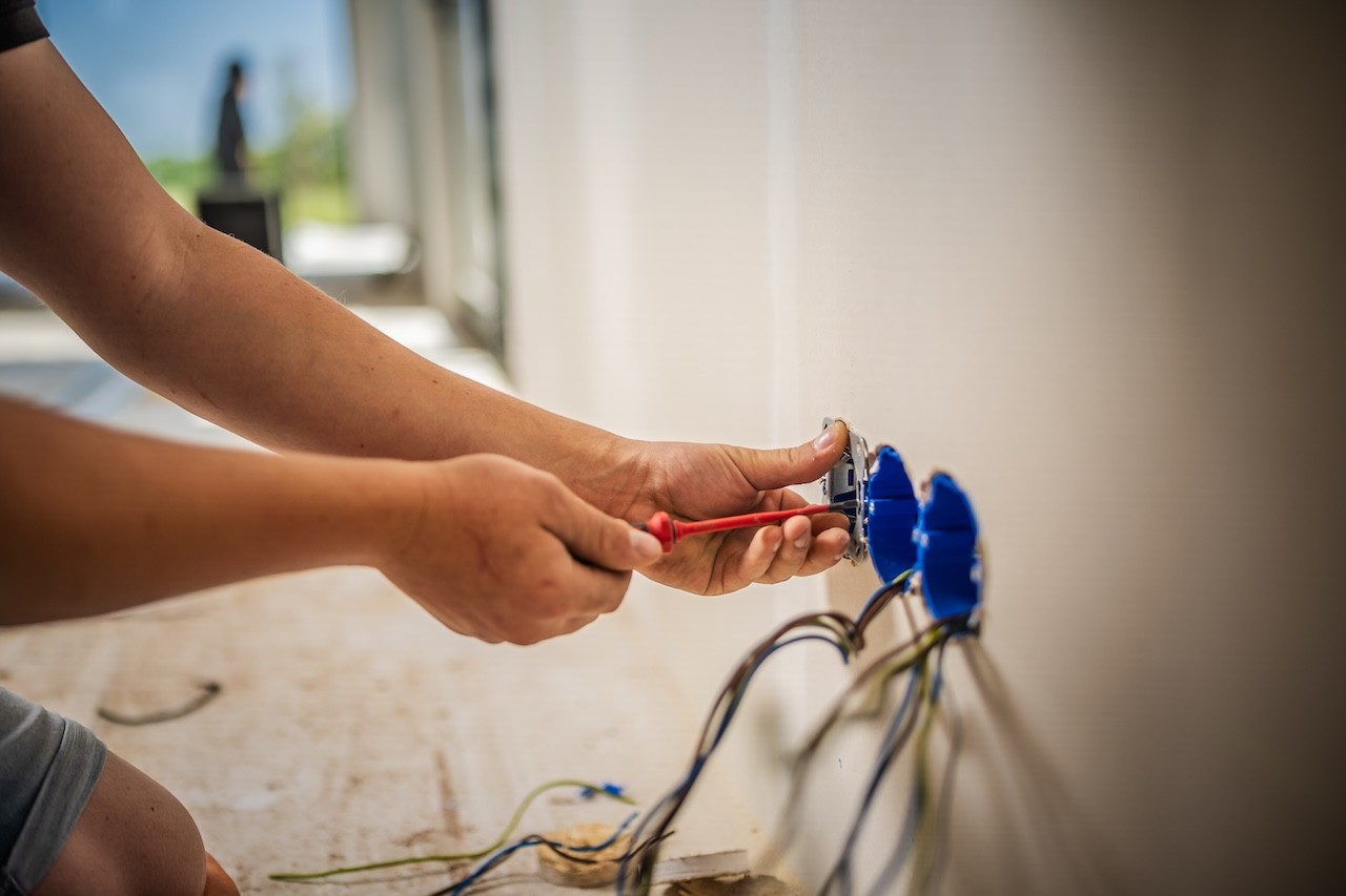 Medewerker van Van Voorst Elektrotechniek legt verlichting aan