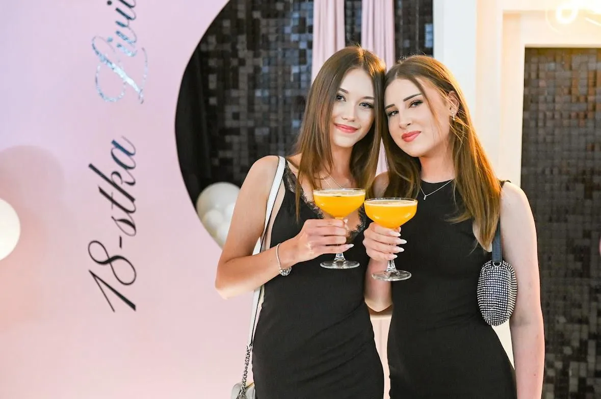 Nowoczesne atrakcje weselne – barman na mobilnym barze.