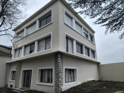 Résultat final d'une isolation thermique par l'extérieur (ITE) sur une maison moderne à Valence par DLS Façade. Façade rénovée avec encadrements de fenêtres blancs et revêtement isolant haute performance.