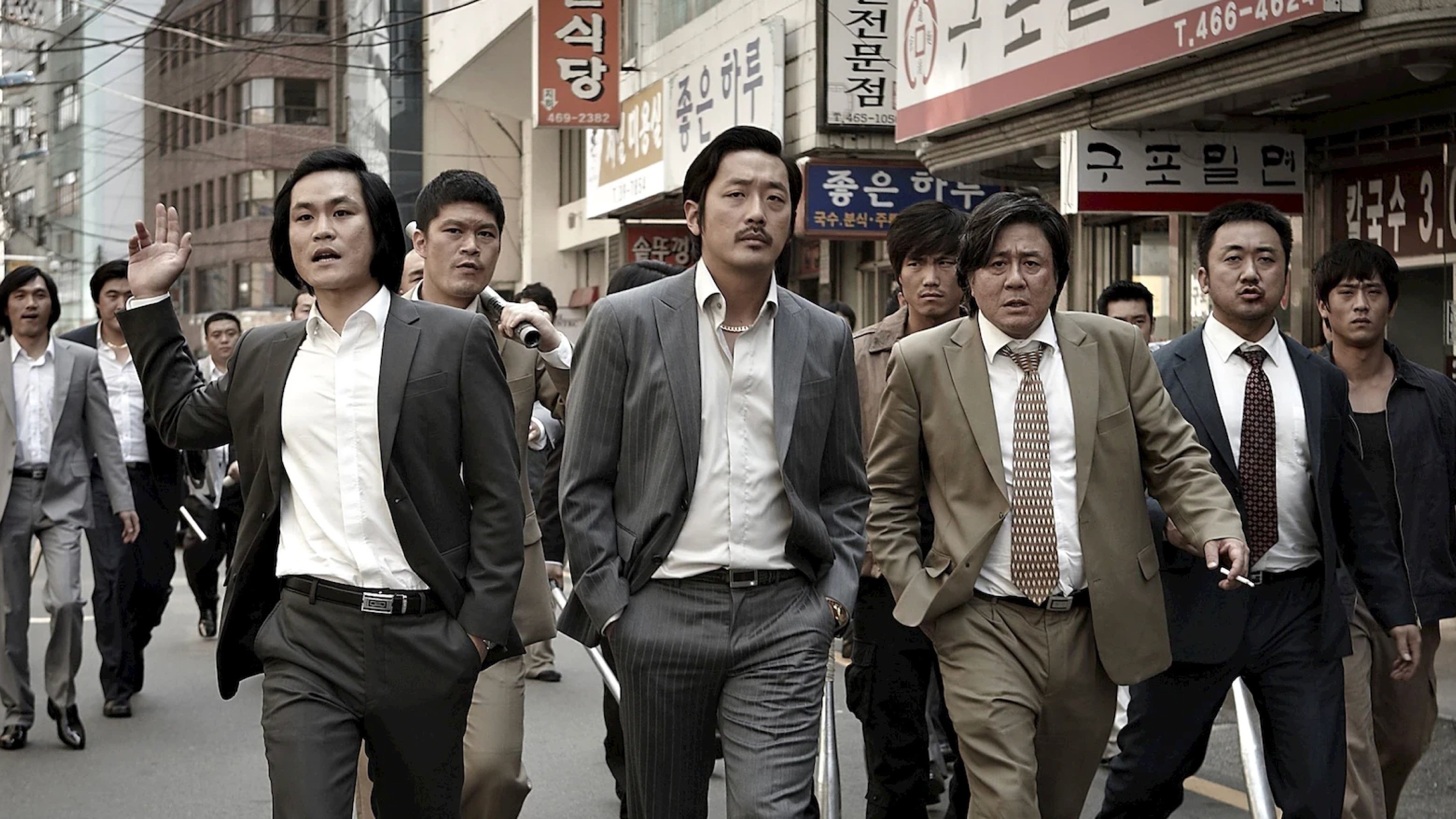 2026 단국대 영화과 기출, 수시전형 분석글의 대표 이미지 배신, 복수, 아버지를 다룬 한국 누아르 영화의 한 장면. 1980년대 부산 거리에서 양복 차림의 남성들이 함께 걸어가는 모습.