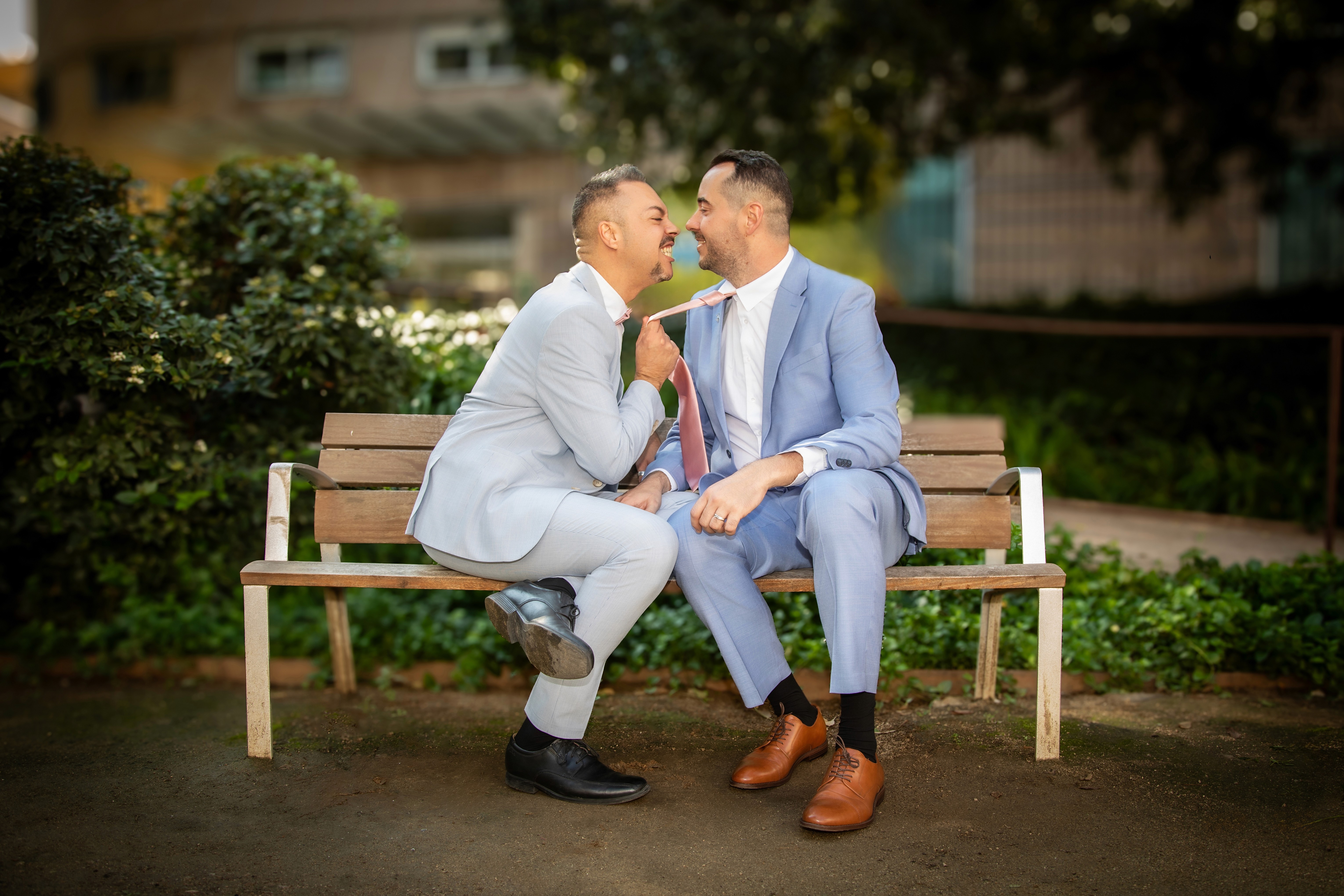 Sesión de boda. Pareja sentada en un banco mirandose