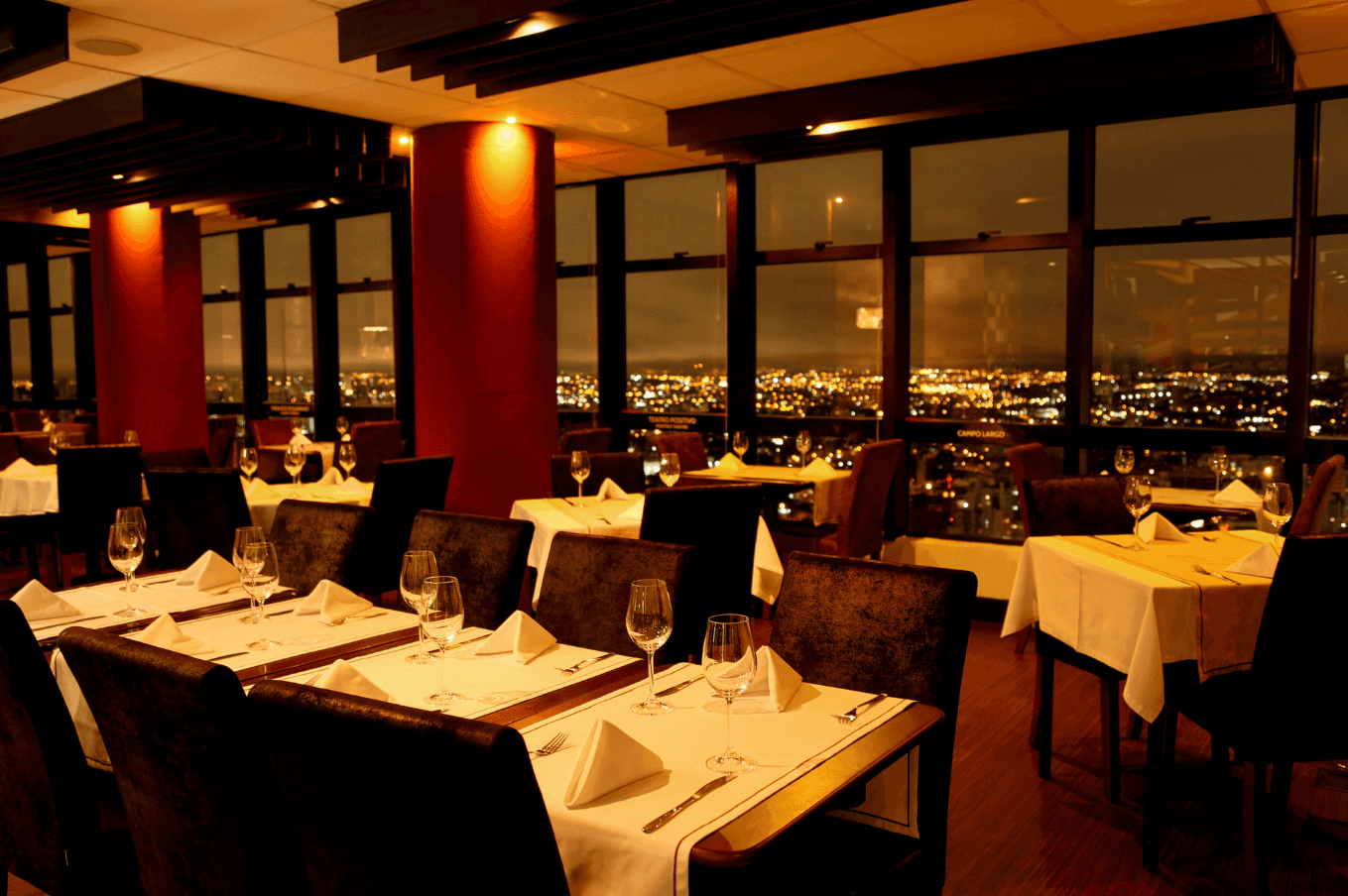 O Terrazza 40 fica na cobertura do Edifício Champagnat Tower.