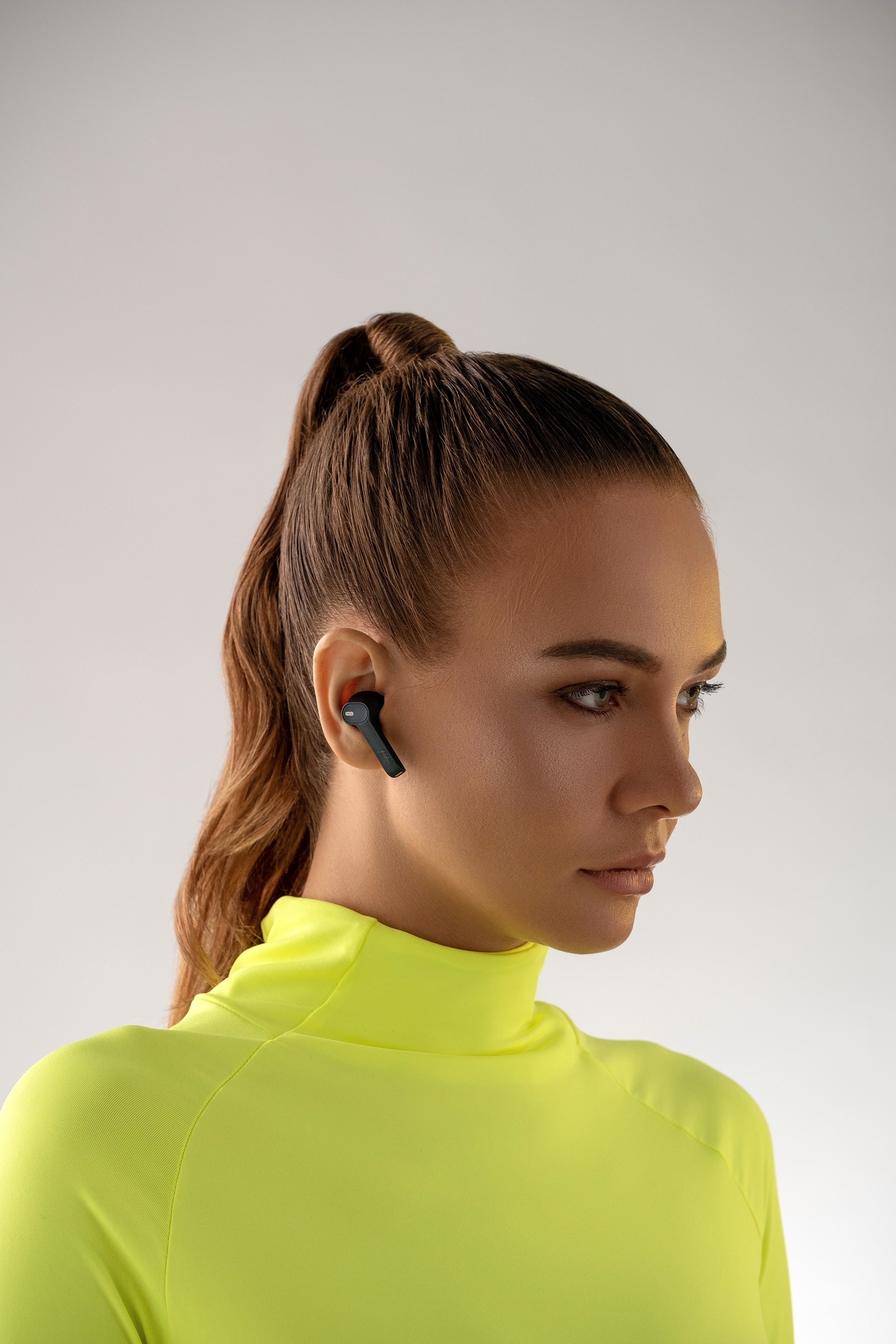 white lady wearing black earbuds