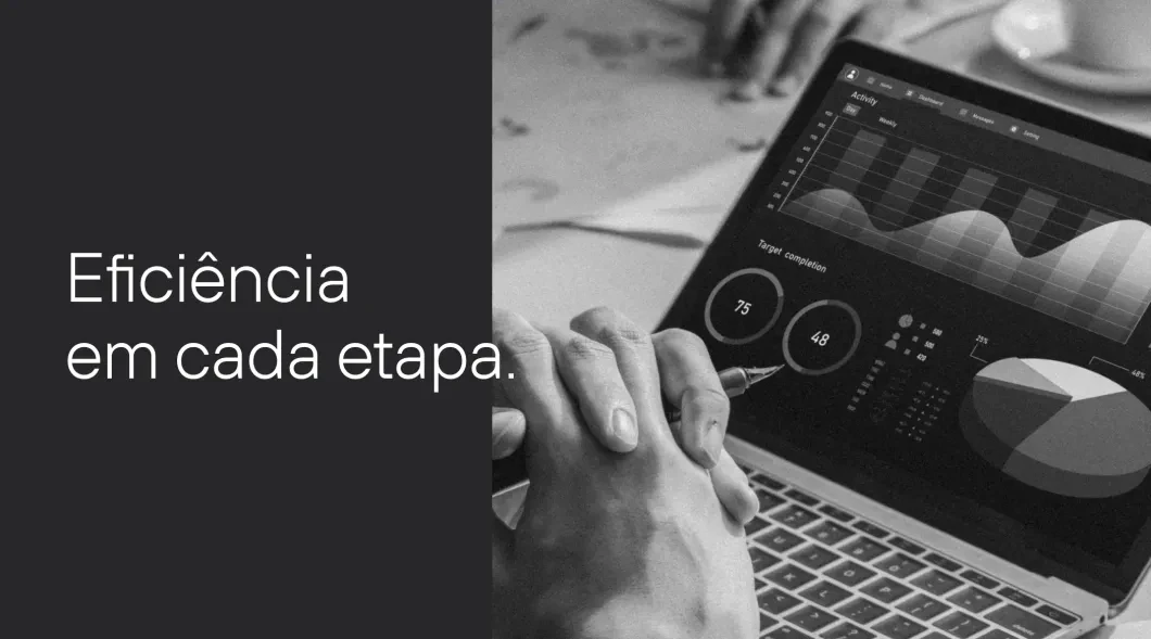 tela de laptop mostrando um dashboard. texto na imagem: eficiência em cada etapa