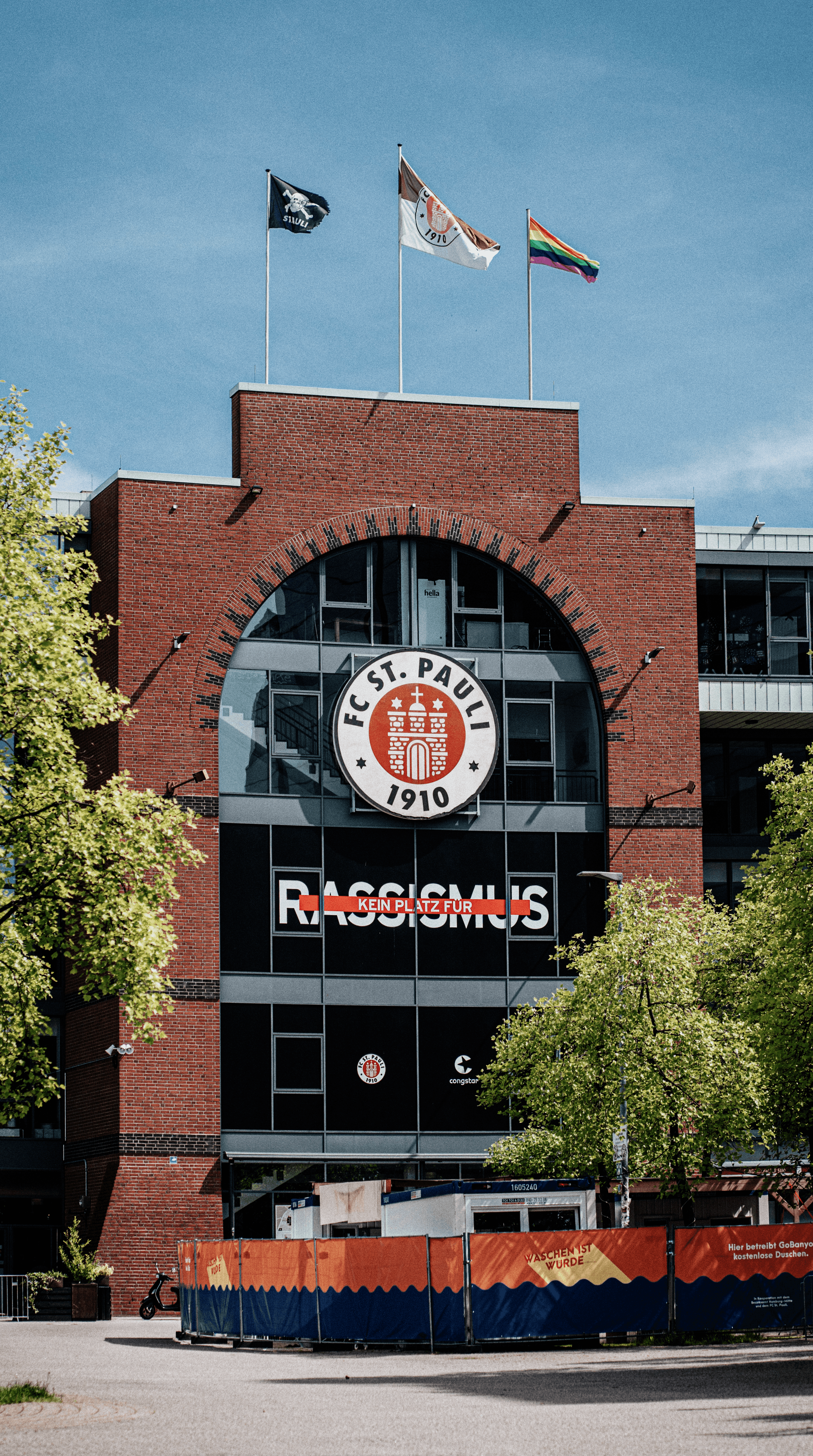 FC St. Pauli stadium facade displaying the ‘No Room for Racism’ campaign created with congstar.