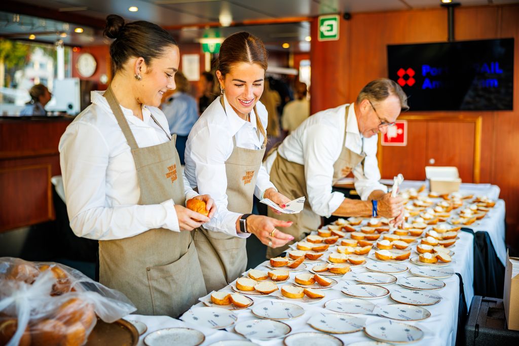 Vers bereide cateringhapjes en persoonlijke service tijdens exclusief event in Amsterdam