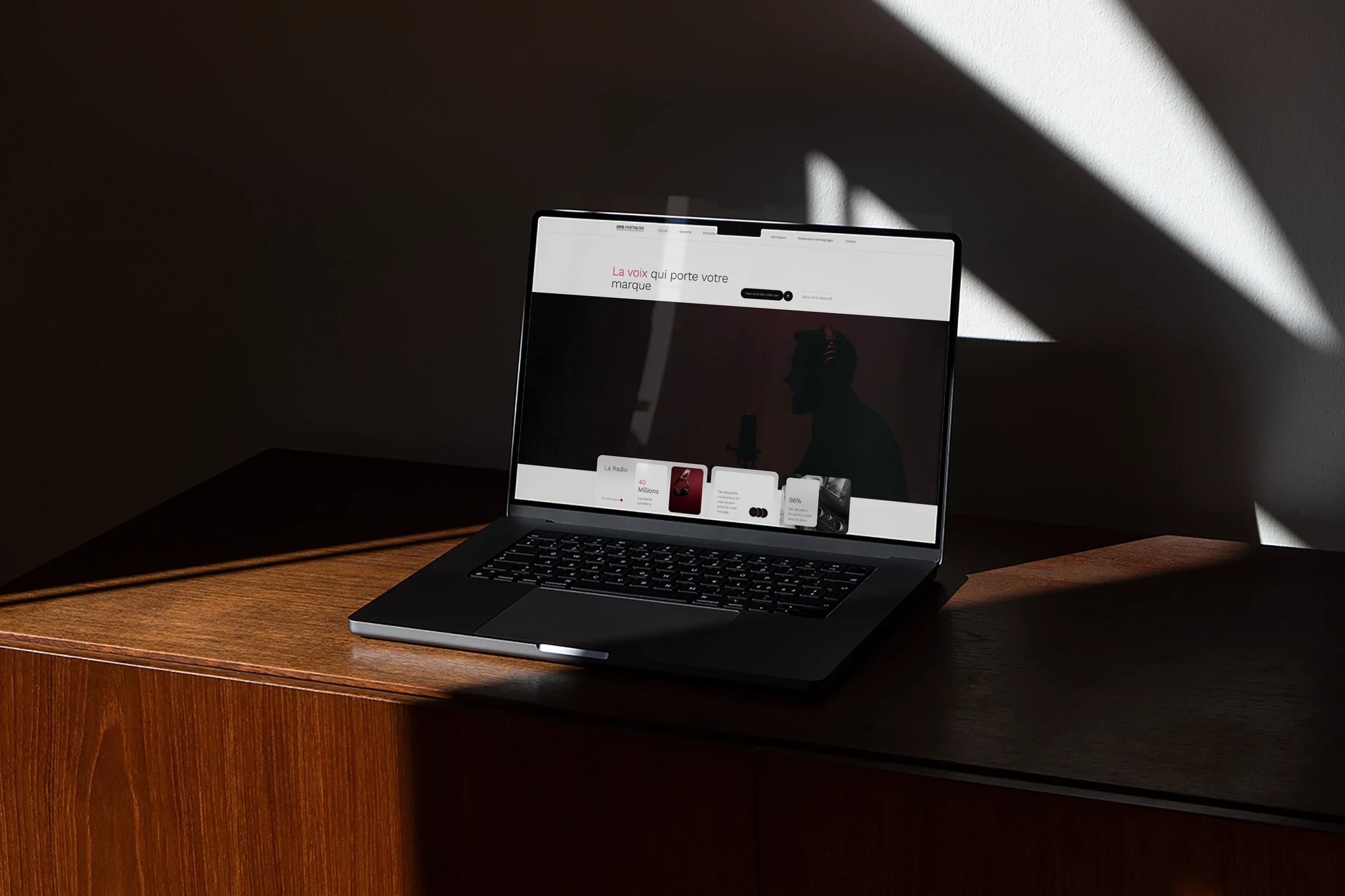 Black patent leather shoes and wide-leg pants stand on a deep red carpet, conveying a sense of elegance and sophistication.