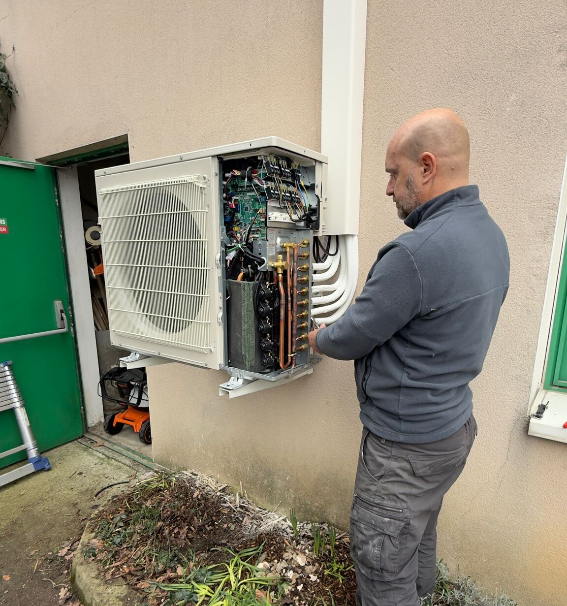 Photo d’installations sur Argenteuil - Clim Alain - Expert en installation de climatisation et pompe à chaleur à Argenteuil. Devis gratuit pour l'installation et l'entretien de votre système de climatisation. Service rapide et efficace !