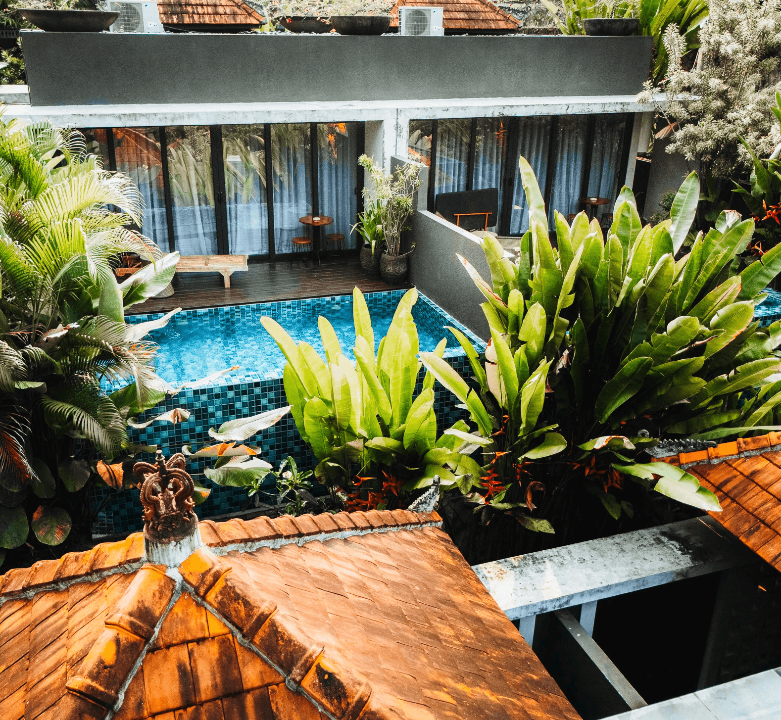 Üppige tropische Pflanzen rund um den Pool im Ning Resort Ubud – Naturverbundenes Luxusambiente