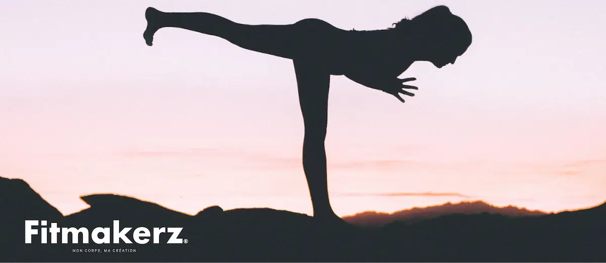 Une personne faisant une position de yoga, soulignant l'importance de la flexibilité dans le fitness