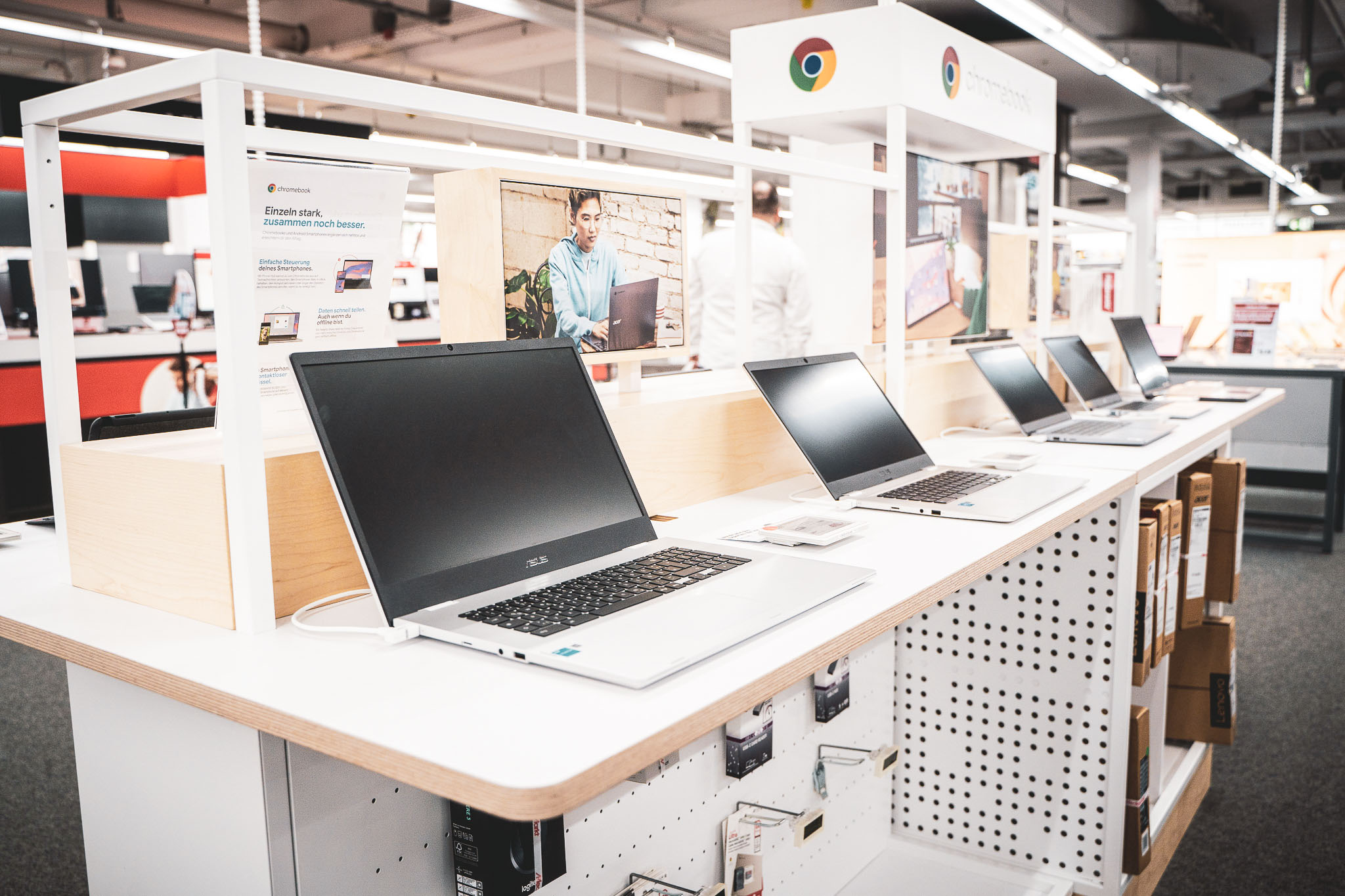 Ausstellung von Laptops in einem Elektronikmarkt. Die CE-Branche erfordert Beratungskompetenz, Aktivierung am POS und eine hochwertige Produktinszenierung.