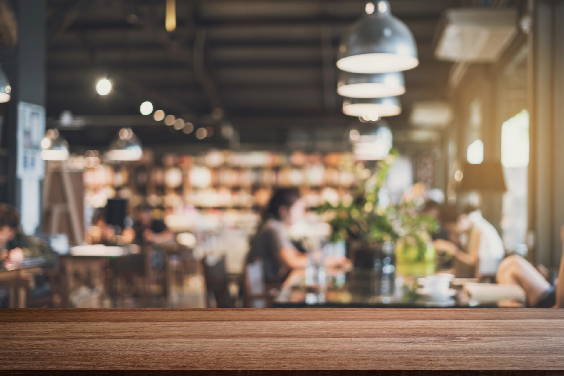 bilde av en cafe med mennesker i bakgrunnen