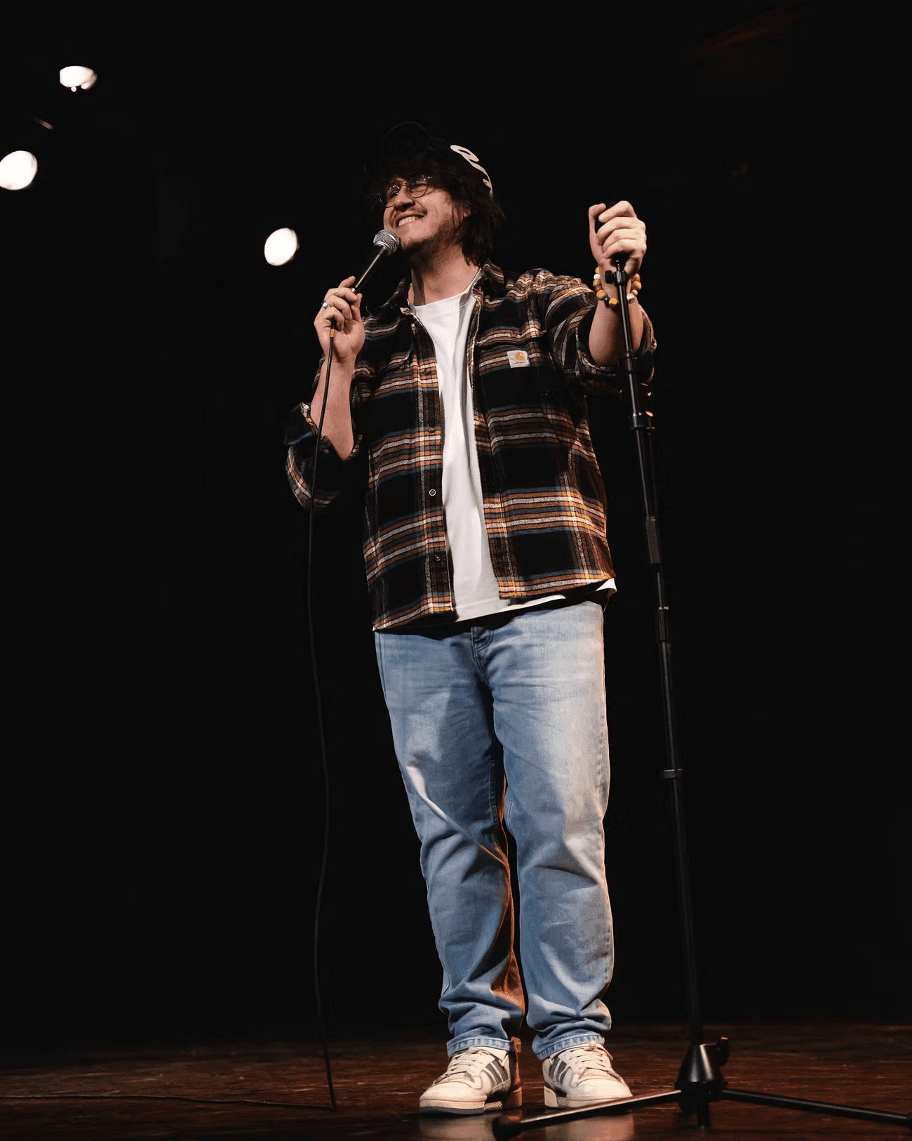 Vincent sur scène avec un micro il fait du stand up