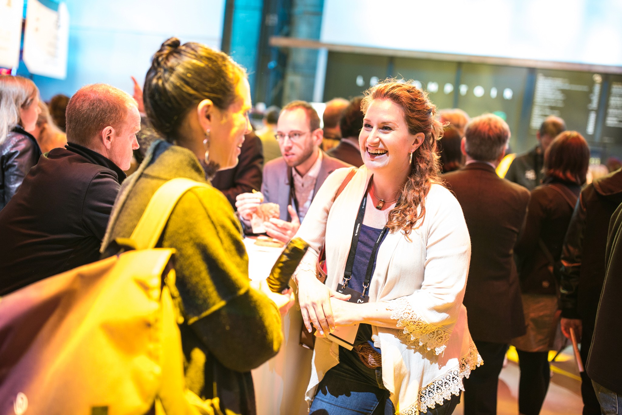 Los participantes que participan en un taller colaborativo en C2, intercambiando ideas y trabajando juntos en una sesión interactiva.