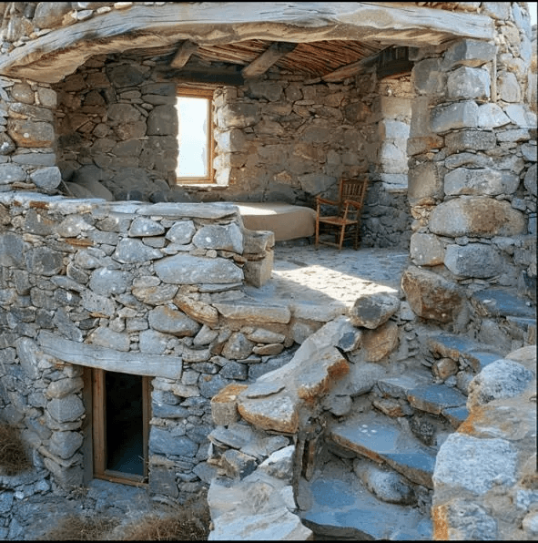 Vista de refugio de piedra local integrado al paisaje de Folegandros, Grecia