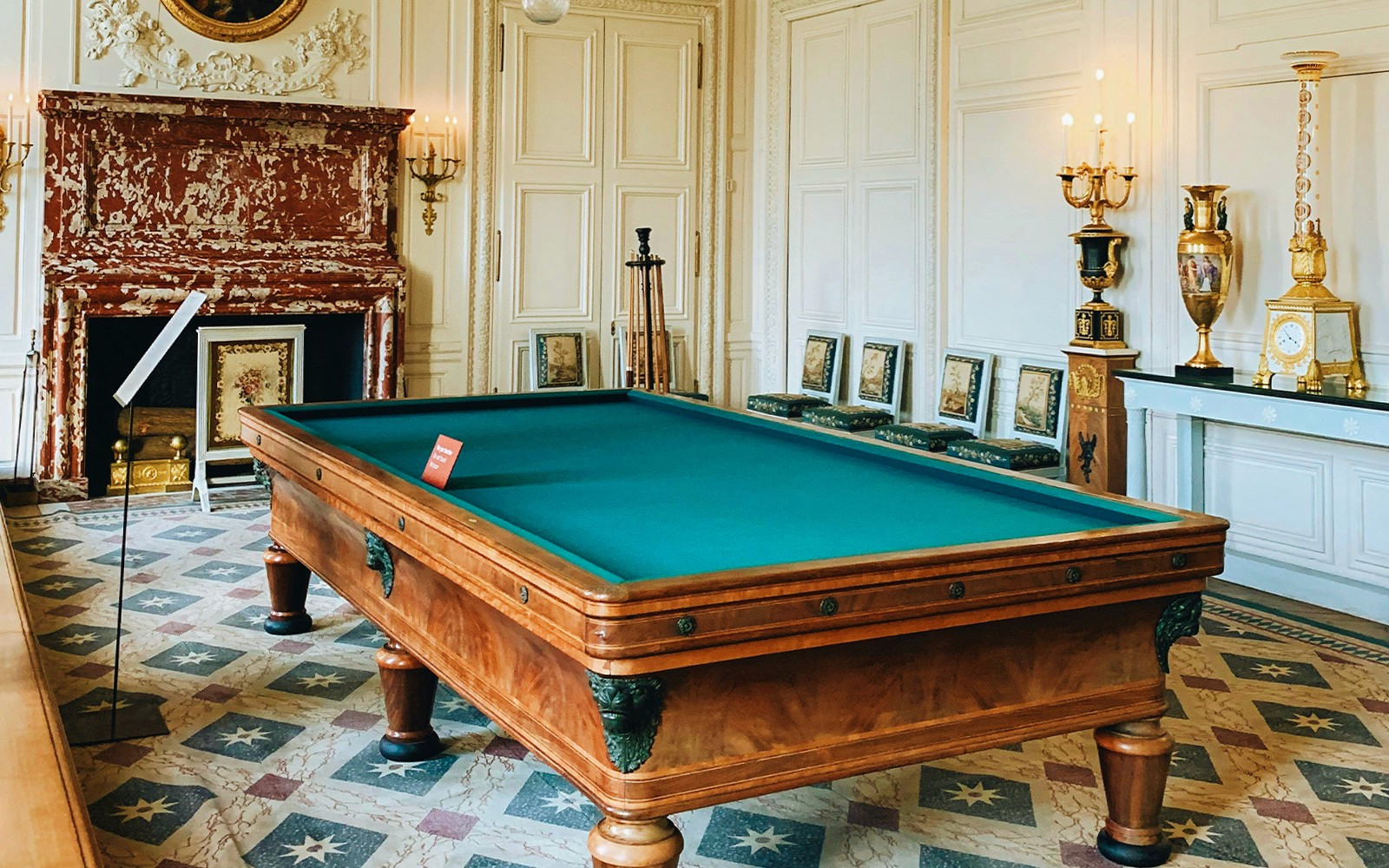 Billiardværelse med udsmykket pejs og indretning på Versailles-paladset.
