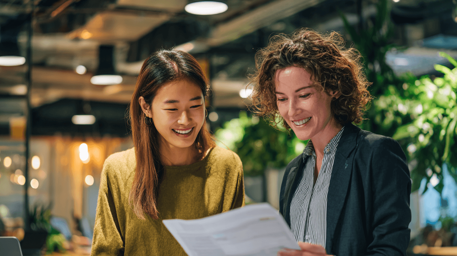 Twee professionals bekijken een document