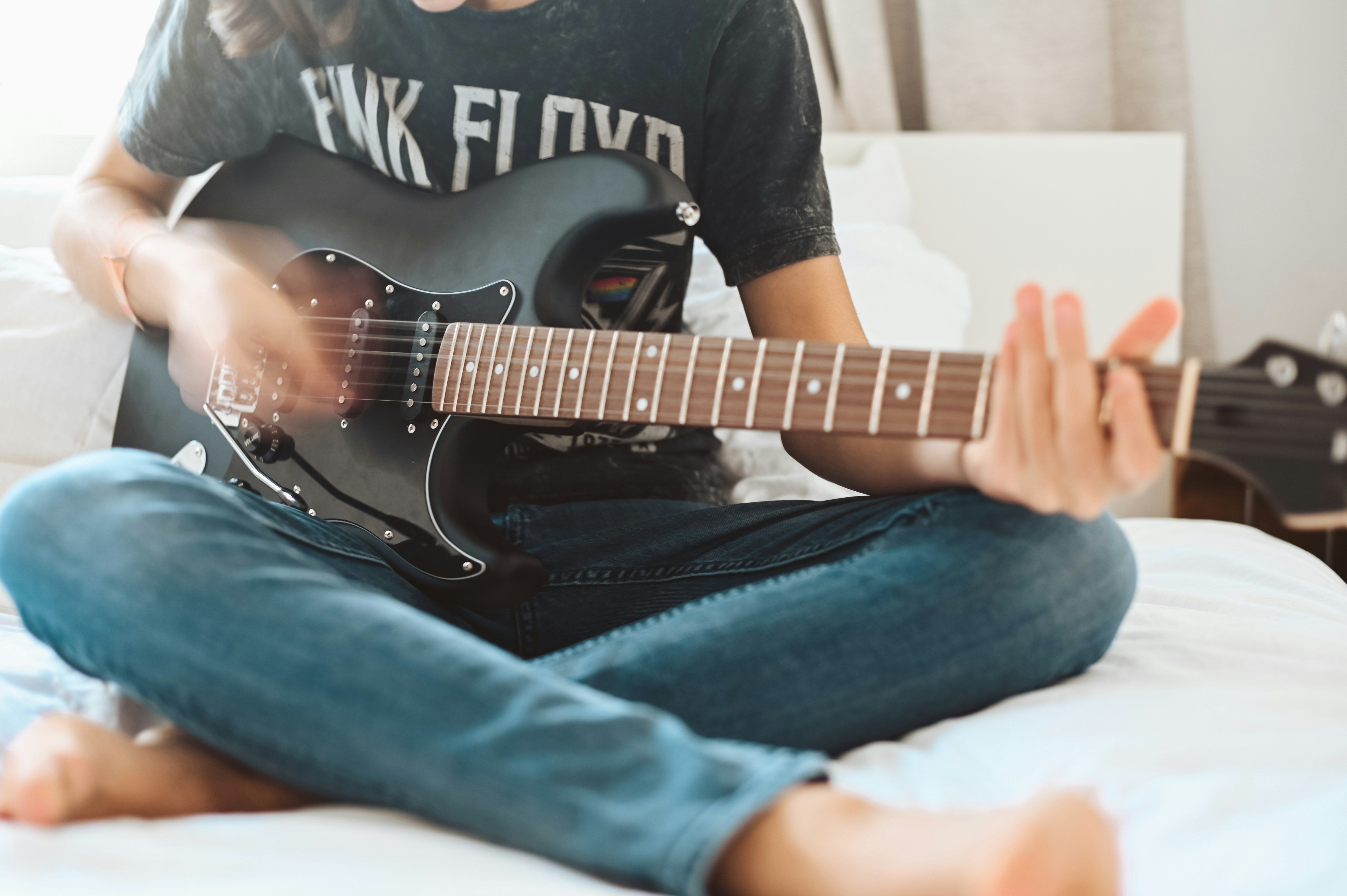 Man fretting a guitar