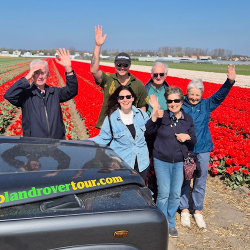 Orang-orang bahagia di ladang tulip