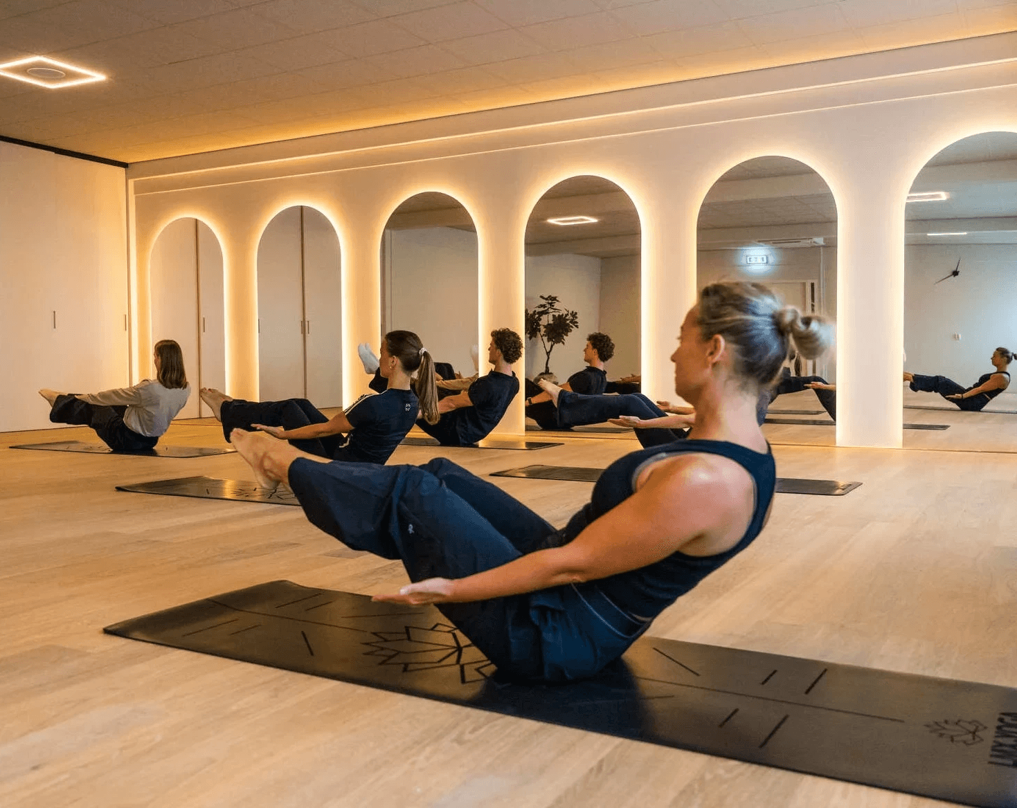 Reformer pilates studio met Peak Pilates toestellen en verlichte boogwand bij Bodywork Scherpenzeel