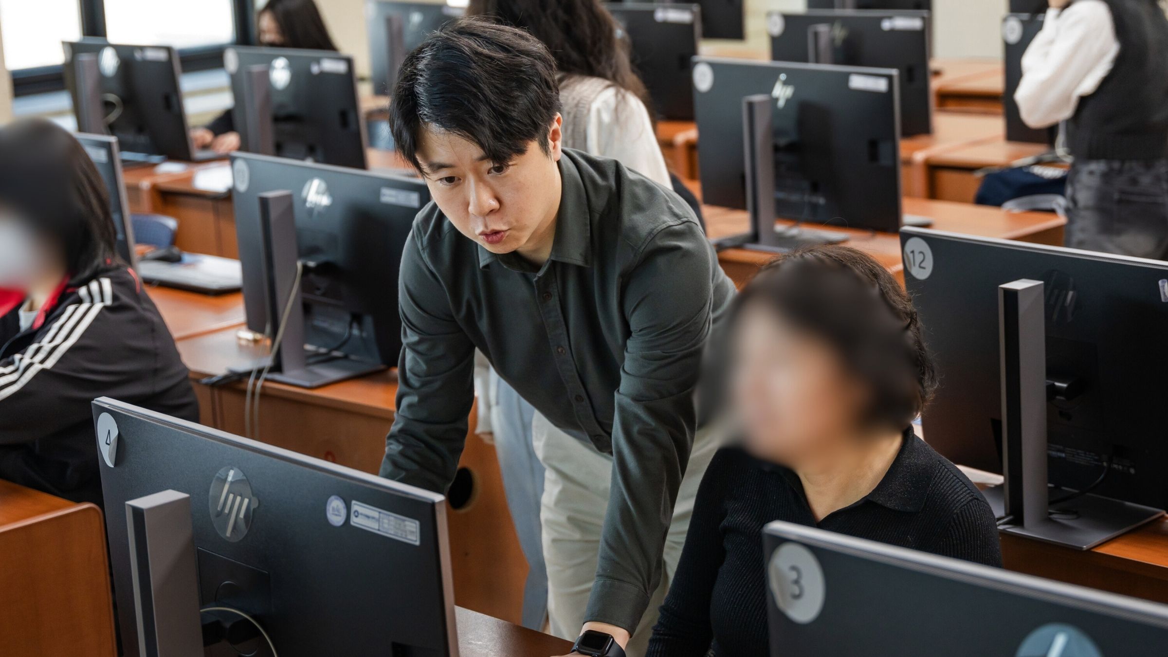 워크스마트 이지훈 대표가 2012년부터 프레젠테이션 전문가로 활동하며 파워포인트와 프레젠테이션 제작, 스킬 셀프 코칭과 브랜드 교육을 진행하는 강의 장면 이미지