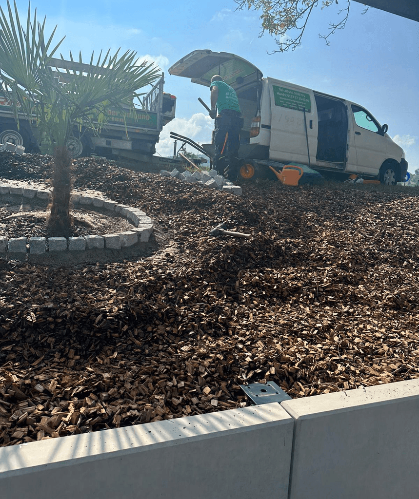 Strukturierte Beetpflege in Lörrach – Mulch als Schutzschicht, Steine als Einfassung, alles aus einer Hand.