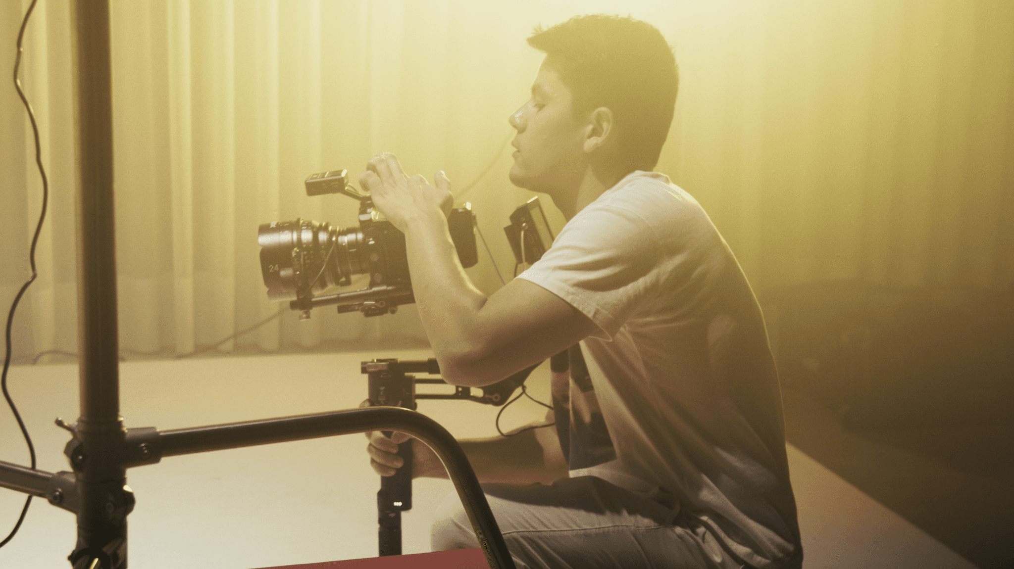 Person with light blue shirt looks to his right side