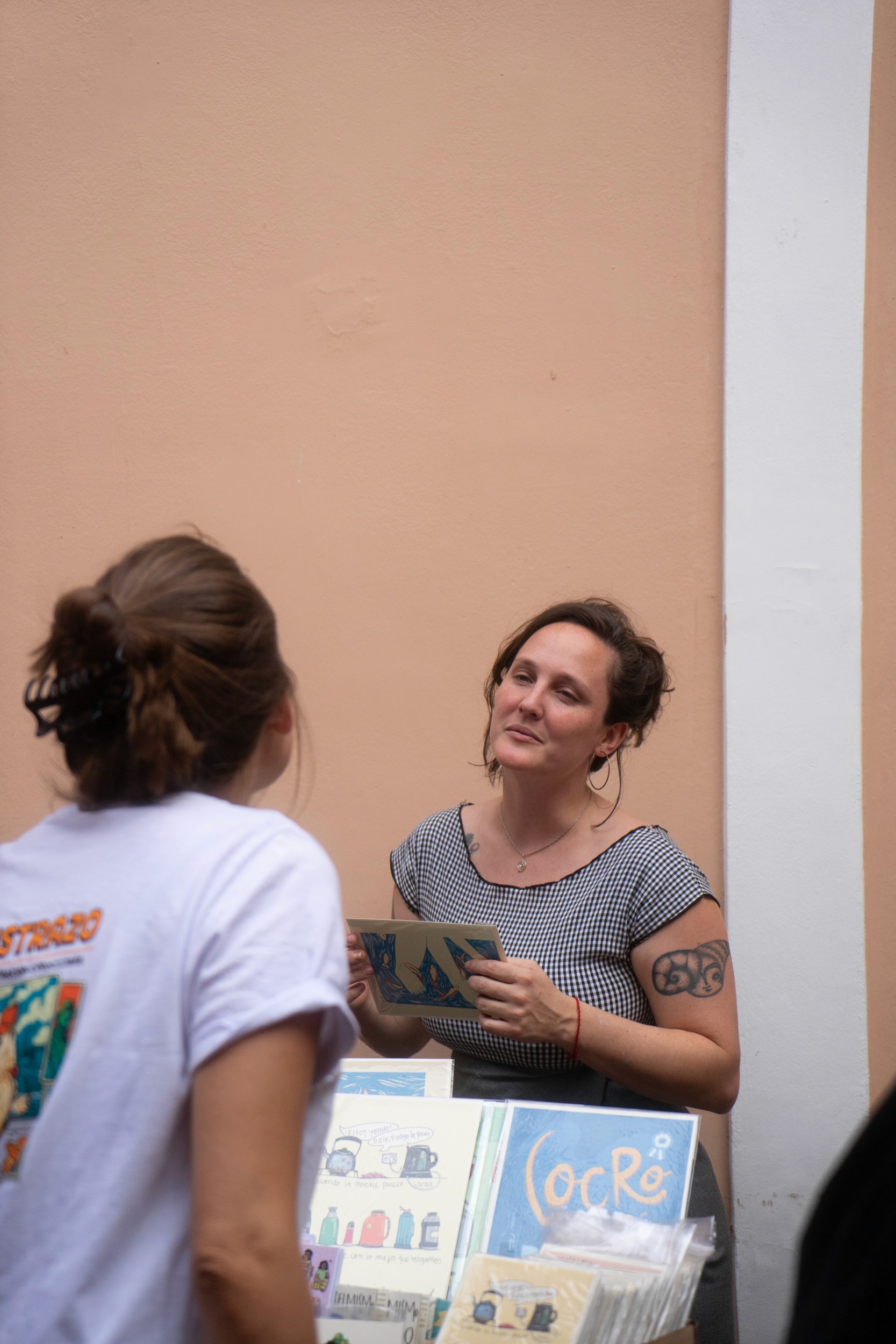 Una mujer sonriendo con un rio de fondo