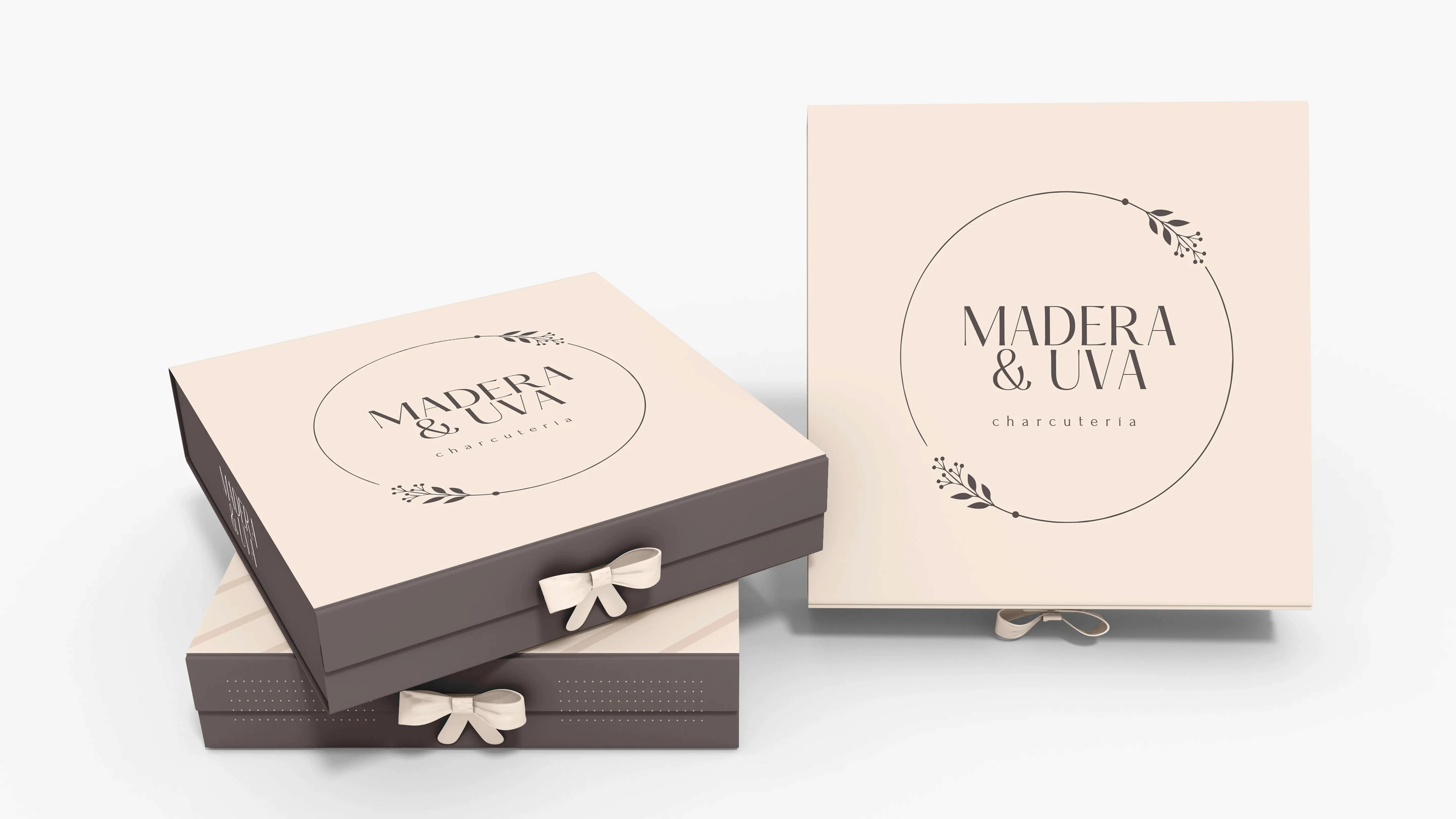 Cajas de empaque con logotipo de "Madera y Uva"