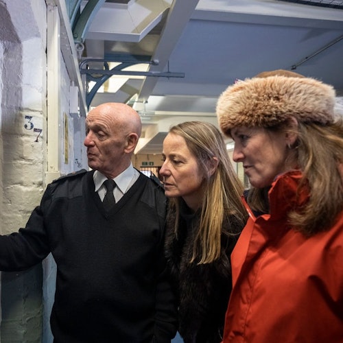 一组游客参加什鲁斯伯里监狱的导览游。