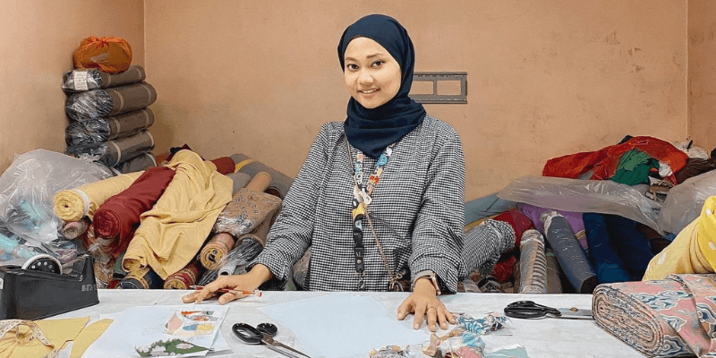 Lily Rahman, founder Misslilyshop, di dalam proses menyiapkan koleksi baju raya dan baju kurung.