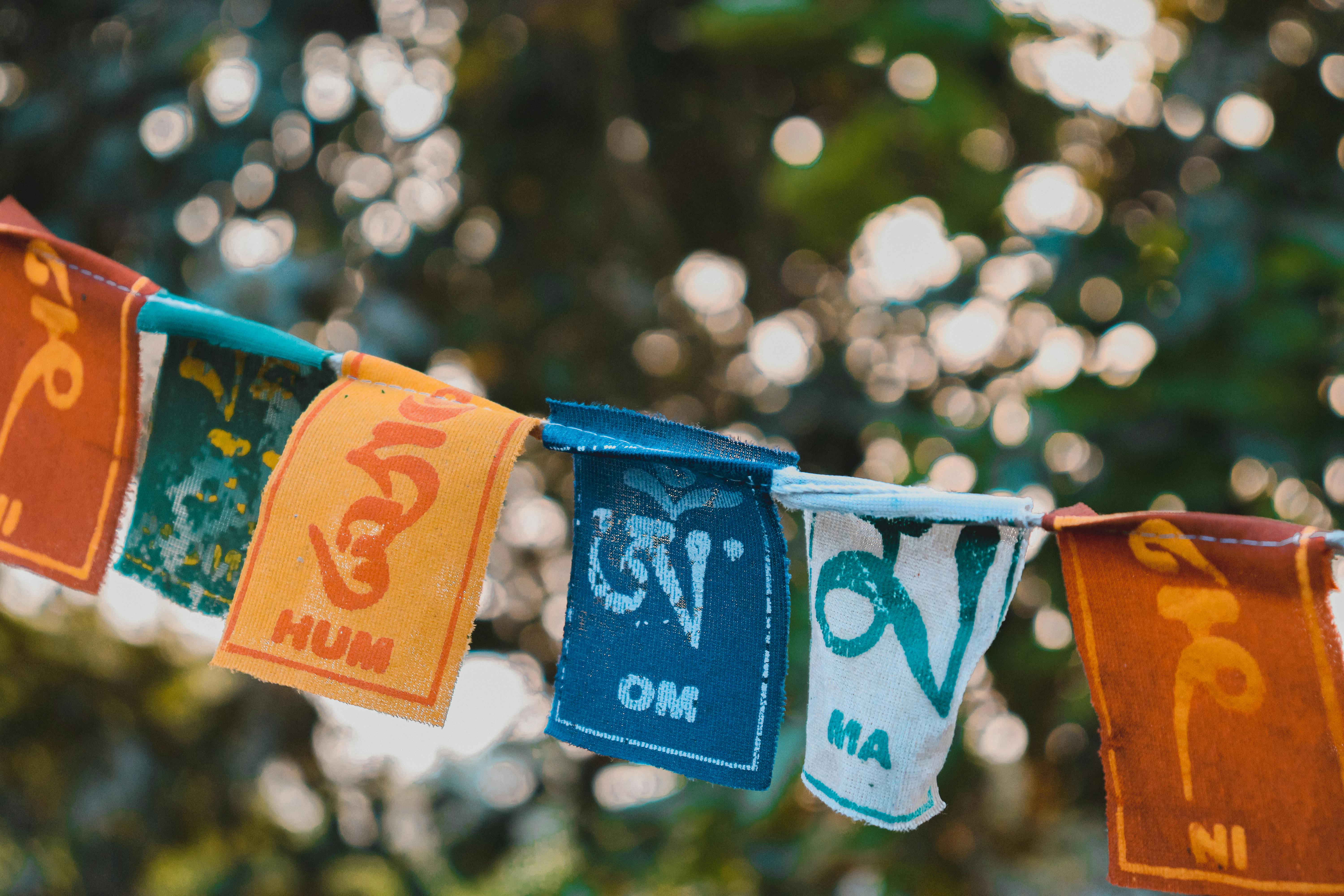Drapeaux de prière tibétains colorés avec le symbole Om au vent