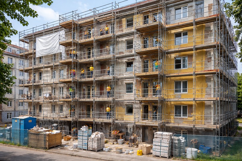 Meeting mit dem Kunden, die gemeinsam Prozesse besprechen – symbolisiert enge Zusammenarbeit und partnerschaftliche Umsetzung