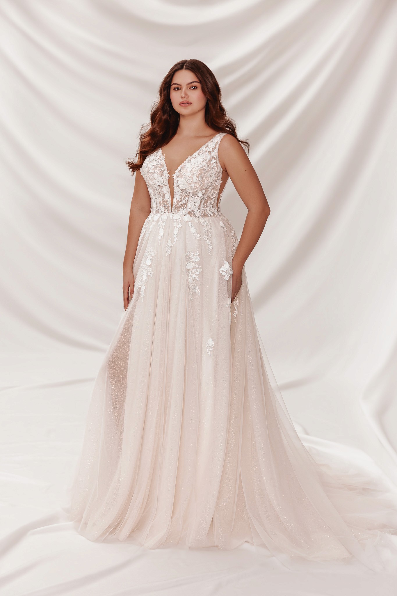 Hochzeitskleid in großen Größen mit V-Ausschnitt