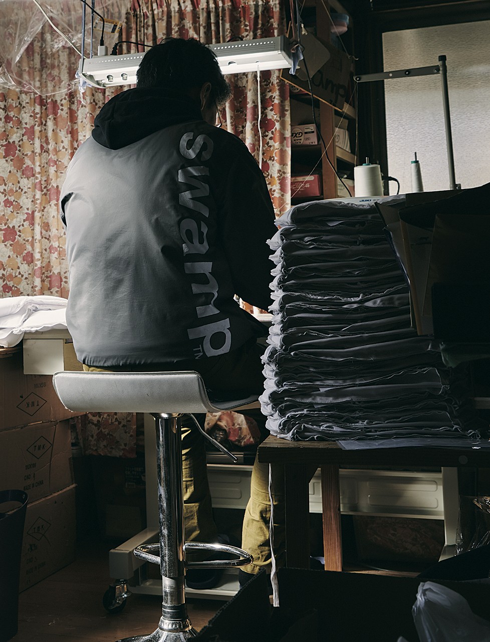 ミシンを踏む力石さん