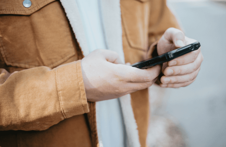 Persoon die een telefoon vasthoudt om een NFC-beoordelingskaart te scannen en een beoordeling te schrijven