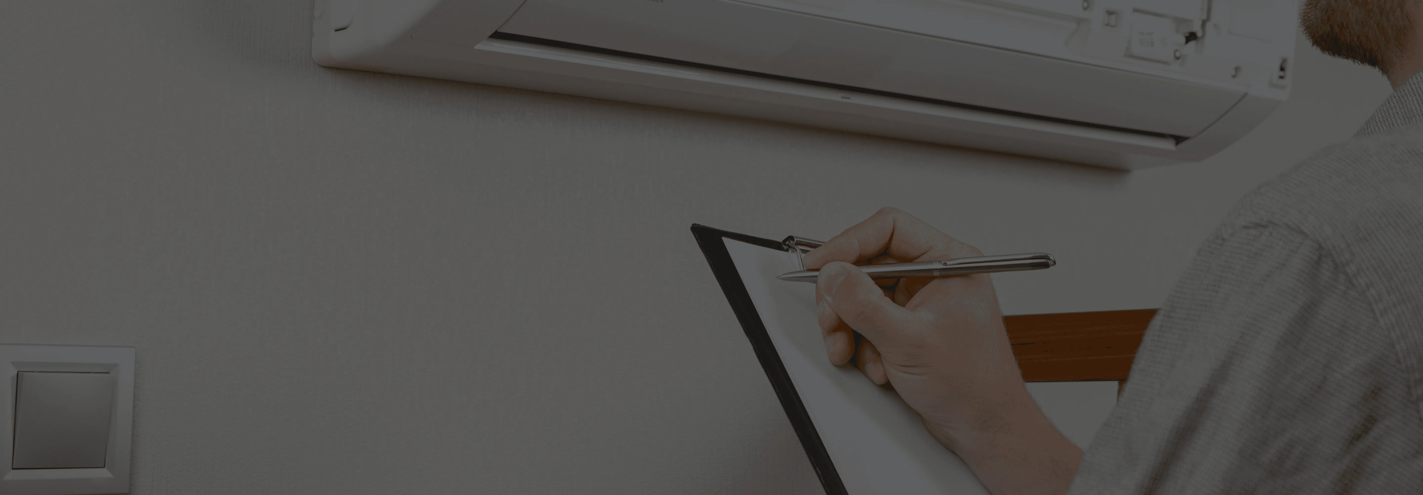 Nettoyage de l’unité intérieure d’une thermopompe murale lors d’un entretien résidentiel.