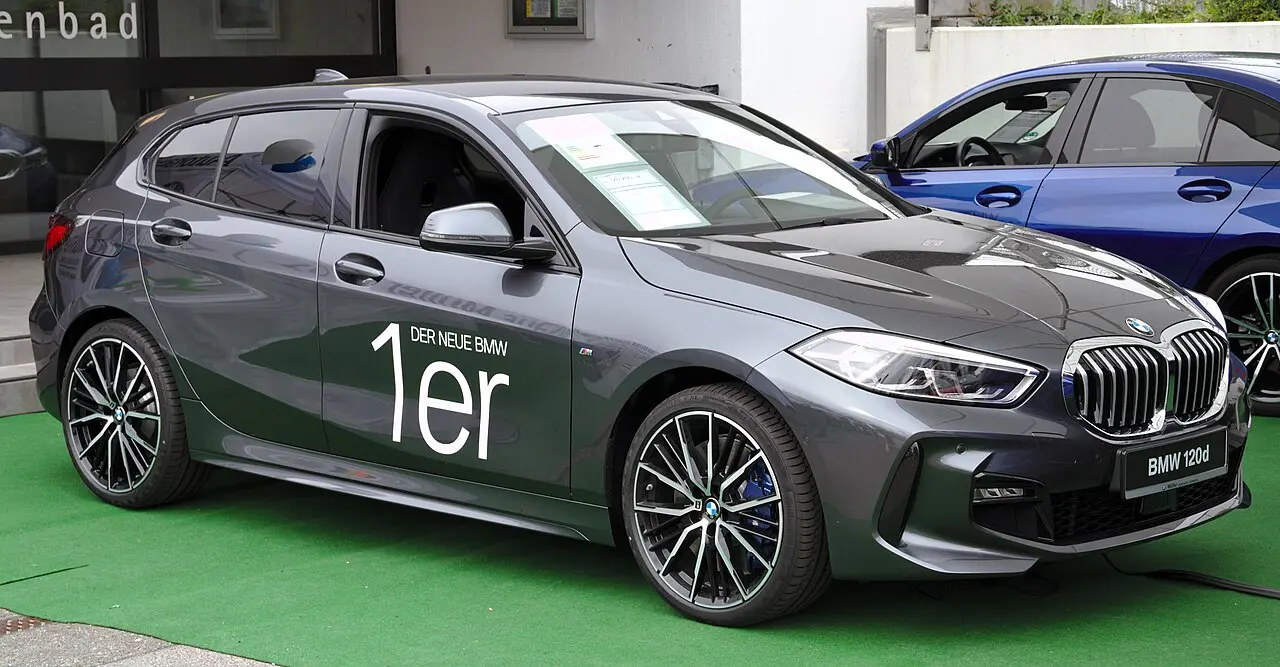 photo d'une bmw série 1 pour illustrer le tuto de programmation de clé clé auto academy