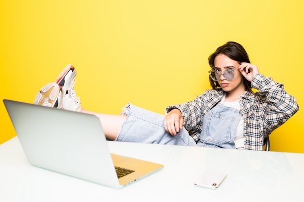 ZZP'er met facturen en laptop