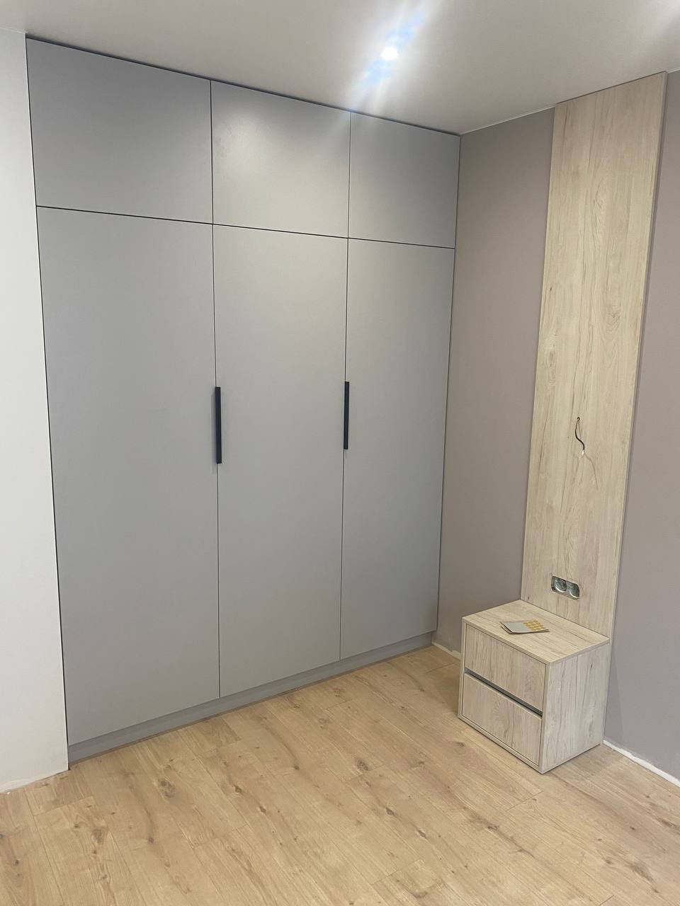 Шафа-купе з білими фасадами та дерев’яними вставками від HiDome