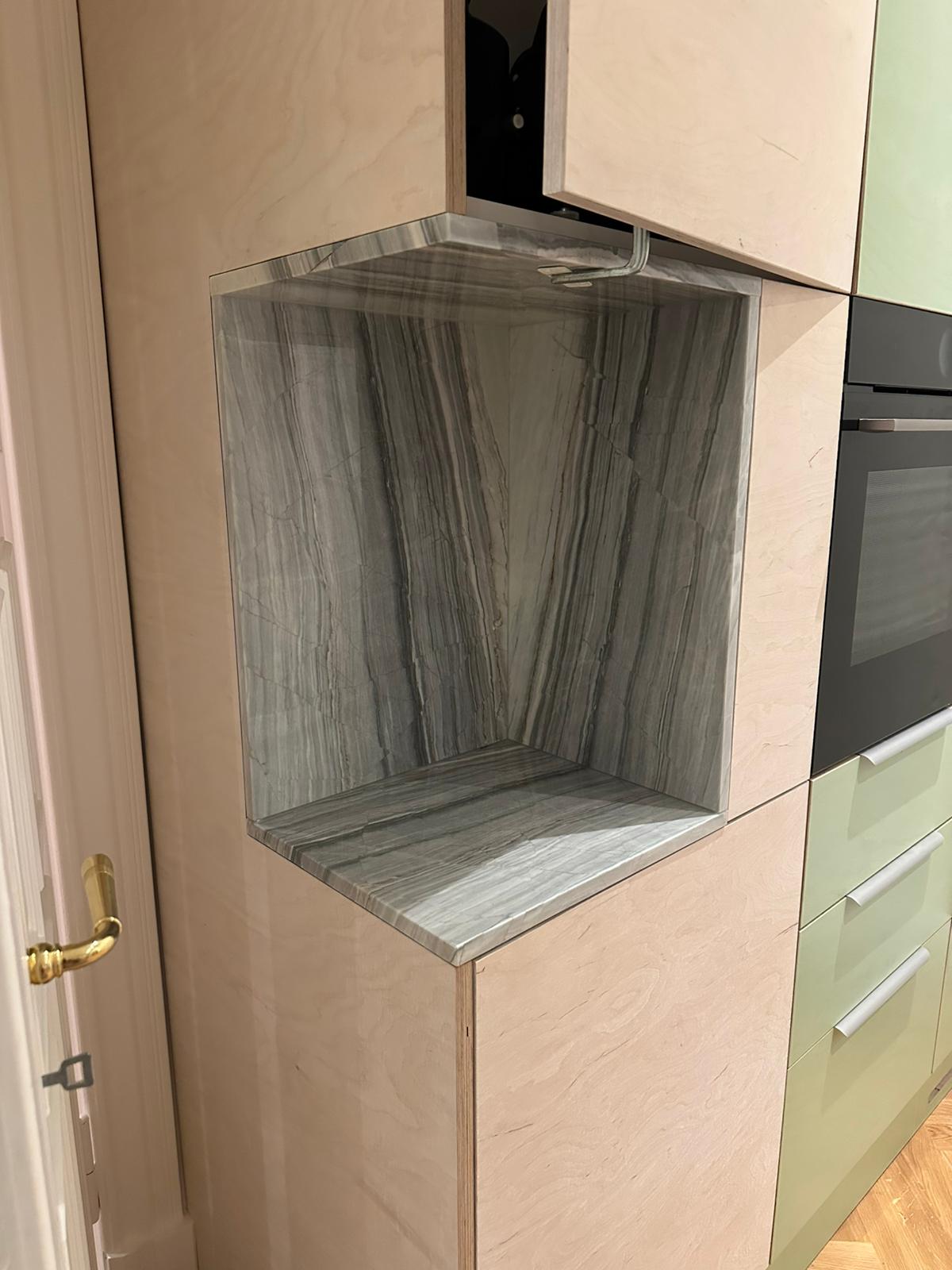 Detailaufnahme einer Marmor Küchenarbeitsplatte mit blau grau weißer Maserung aus Naturstein Uniiqo Naturstein