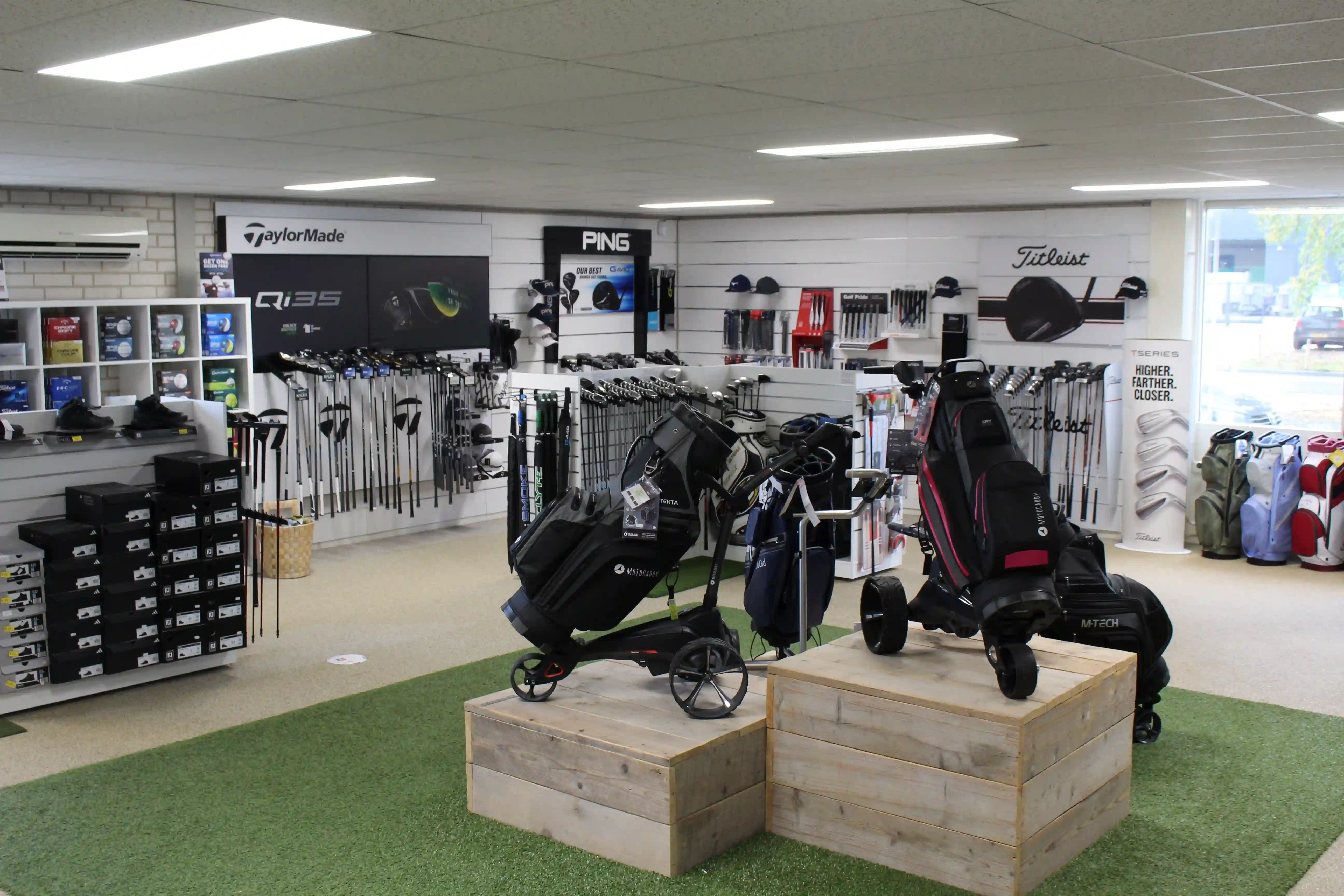 golfwinkel-wijchen-taylormade-ping-titleist-equipment-golftassen-trolleys