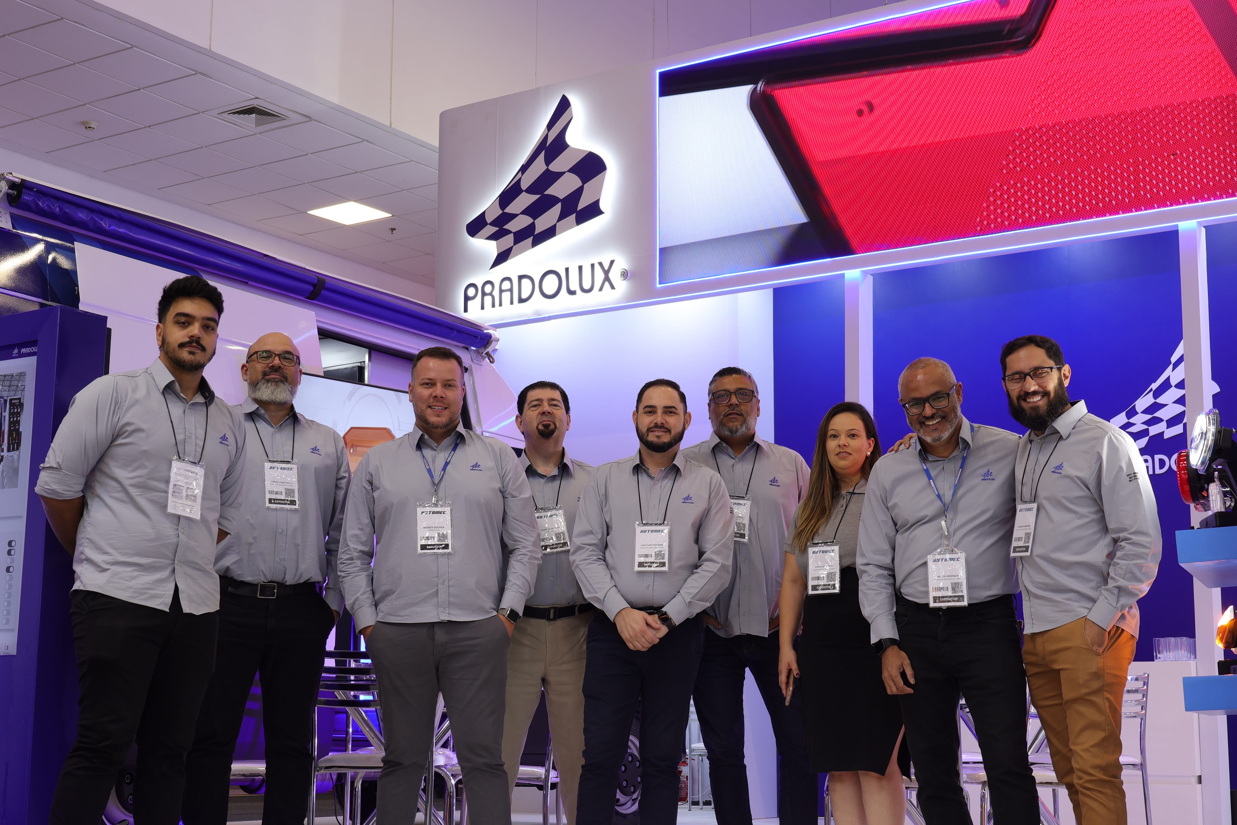 equipe Pradolux celebrando crescimento