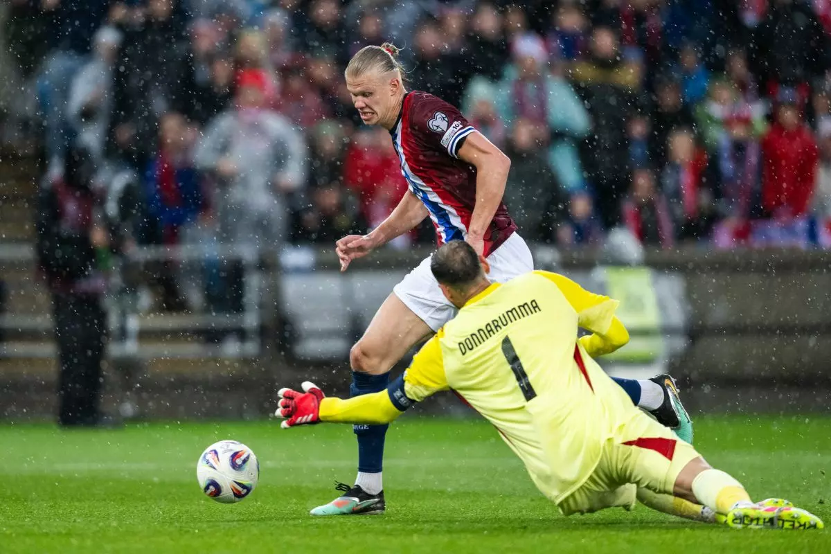 Халанд преминава около Донарума за пореден гол/ Photo by MARIUS SIMENSEN/BILDBYRÅN/Shutterstock (15345898ai)